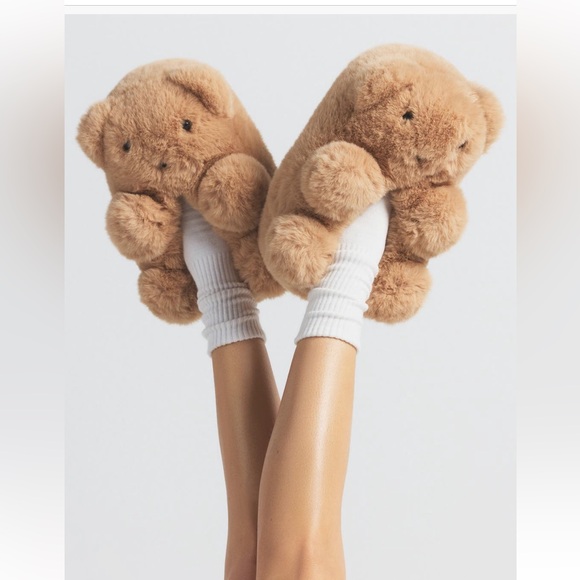SKIMS Fuzzy Tan Bear Slippers.  Shoes

Size 5 - Picture 4 of 4